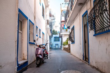 Şehir merkezi, Bodrum / Türkiye - Eylül 2019: White Street Bodrum Town 'un Ege tarzı caddesi