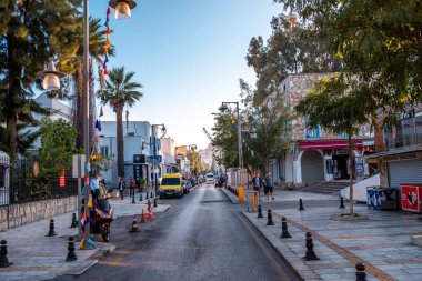 Şehir merkezi, Bodrum / Türkiye - Eylül 2019: White Street Bodrum Town 'un Ege tarzı caddesi