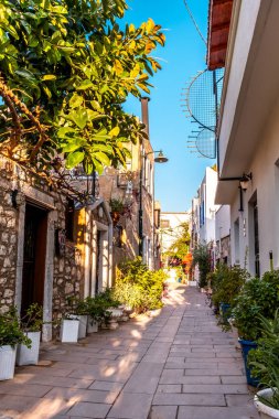 Şehir merkezi, Bodrum / Türkiye - Eylül 2019: White Street Bodrum Town 'un Ege tarzı caddesi