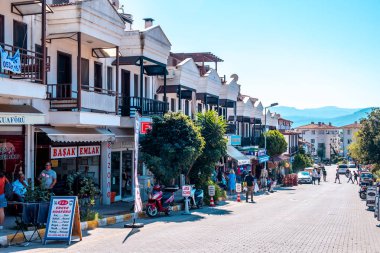 Akyaka, Mugla / Türkiye - Haziran 2019: Akyaka Ana Cadde ve Pazar