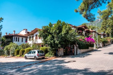 Akyaka, Mugla / Türkiye - Haziran 2019: Akyaka Ana Cadde ve Pazar