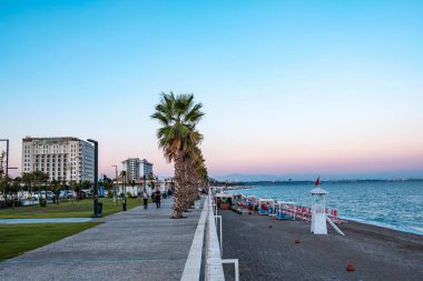 Konyaalti Sahili, Konyaalti, Antalya / Türkiye - Haziran 2019: Konyaalti Sahili Antalya 'nın en popüler plajı, zaman gün batımı