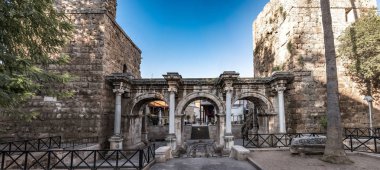 Hadrian Kapısı, Hadrianus, Antalya / Türkiye - Haziran 2019: Türkiye 'de Kaleici, Antalya' nın hava manzaralı fotoğrafı