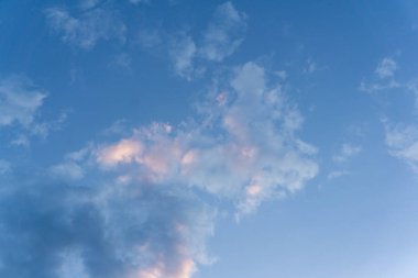 Işık renkli bulutlar ile gün batımında yumuşak mavi gökyüzü