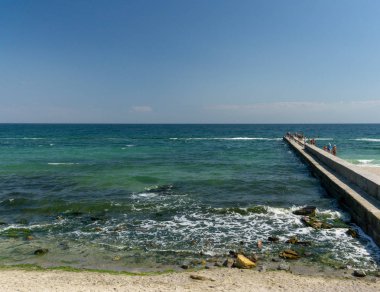 Sahilden deniz ve iskele manzarası