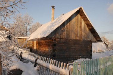 Kuzey kışın ahşap banyo