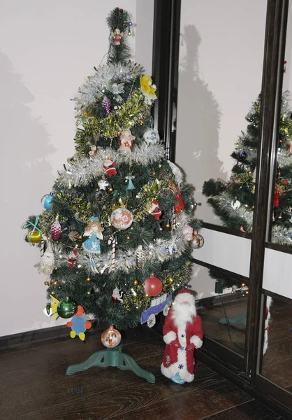 Χριστουγεννιάτικο Δέντρο Διακοσμημένο Γιρλάντα Μπάλες Παιχνίδια — Φωτογραφία Αρχείου