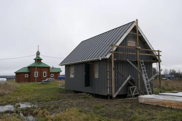 Het Omhulsel Van Een Frame Huis Met Verticale Board — Stockfoto