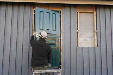 bir çerçeve ev ile dikey tahta kaplama