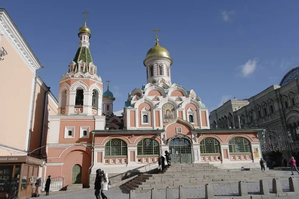 Kızıl Meydan Moskova'daki Kremlin duvara