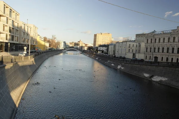モスクワ川沿いの昔と現代の建物 — ストック写真