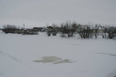 Bir nehir Zaostrovka kuzey kış Köyü