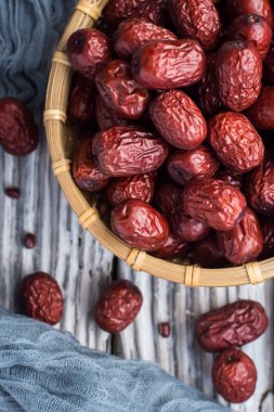 Sepette kurutulmuş hurma var..