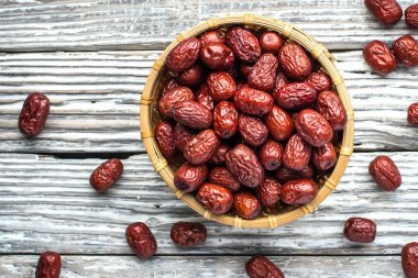 Sepette kurutulmuş hurma var..