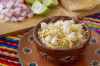 Meksika mutfağı, tavuk pozole turp, limon ve tost, şili de rbol ve etigano renkli bir Meksika arka plan ile servis.