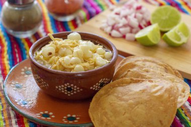 Meksika mutfağı, tavuk pozole turp, limon ve tost, şili de rbol ve etigano renkli bir Meksika arka plan ile servis.