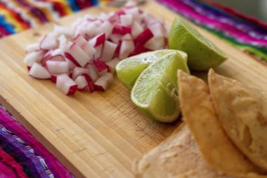 Meksika mutfağı, tavuk pozole turp, limon ve tost, şili de rbol ve etigano renkli bir Meksika arka plan ile servis.