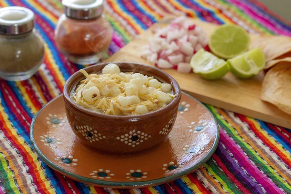 Meksika mutfağı, tavuk pozole turp, limon ve tost, şili de rbol ve etigano renkli bir Meksika arka plan ile servis.