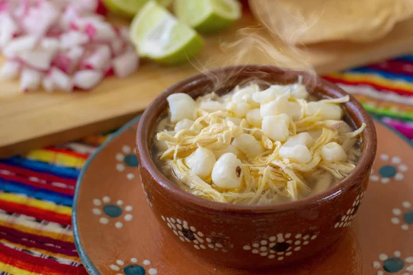 Mexikanische Küche Hühnerpozol Mit Radieschen Zitronen Und Toast Chili Rbol — Stockfoto