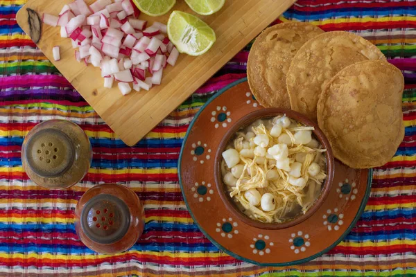 Meksika mutfağı, tavuk pozole turp, limon ve tost, şili de rbol ve etigano renkli bir Meksika arka plan ile servis.