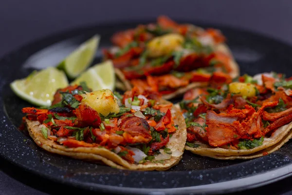 Tacos Wieprzowiną Ananasem Kolendra Cebulą Czarnej Płycie Czarnym Tle — Zdjęcie stockowe