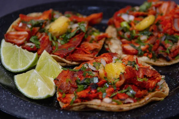 Tacos Wieprzowiną Ananasem Kolendra Cebulą Czarnej Płycie Czarnym Tle — Zdjęcie stockowe