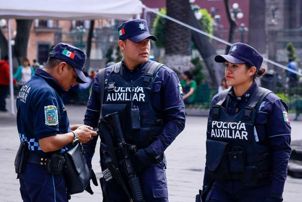 Puebla Eyalet Polisi 'nin Meksikalı ajanları Covid-19 Coronavirus acil durumu sırasında izliyorlar.