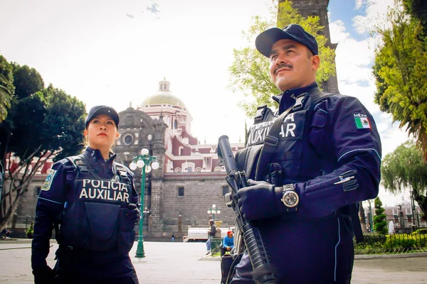 Puebla Eyalet Polisi 'nin Meksikalı ajanları Covid-19 Coronavirus acil durumu sırasında izliyorlar.