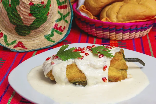 Meksykańska Kuchnia Chile Nogada Białym Tle Minimalna Koncepcja Żywność Meksykańska — Zdjęcie stockowe