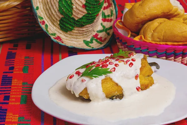 Meksika mutfağı. Beyaz arka planda Şili en nogada, minimum konsept. Meksika yemeği