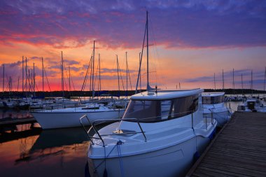 Masuria, 1000 Göller Diyarı. Yat yat limanında demirlemiş