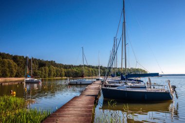 Masuria, 1000 Göller Diyarı. Yat yat limanında demirlemiş