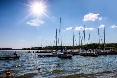 Masuria, 1000 Göller Diyarı. Yat yat limanında demirlemiş