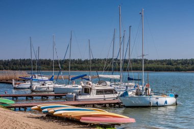 Masuria, 1000 Göller Diyarı. Yat yat limanında demirlemiş