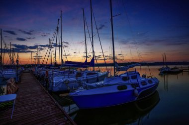 Masuria, 1000 Göller Diyarı. Yat yat limanında demirlemiş