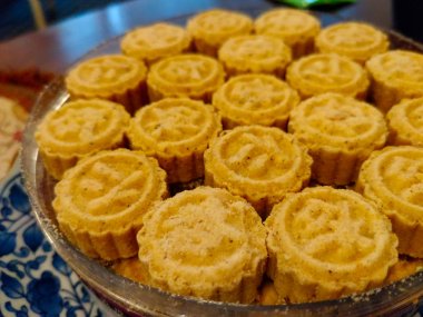 Geleneksel Çin kuru badem kurabiyeleri Foshan 'dan. Cam kasede herkesin tadabileceği kadar var..