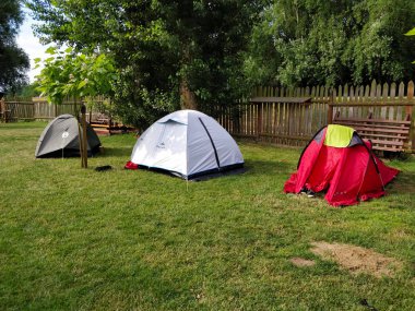 Yaz tatillerinde kamp alanında çadırlar.