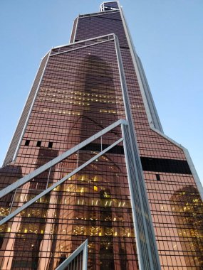 Moskova'daki Mercury City Tower başka bir gökdeleni yansıtıyor.