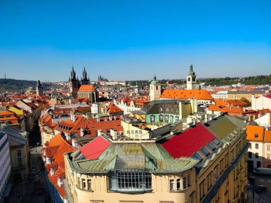 Güzel Yaz aylarında kuleden alınan Prag çatıları.