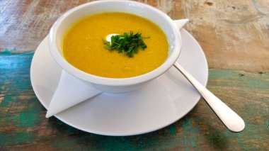 Lezzetli taze nohut kremalı sup beyaz porselenlerle servis edilmiş eski moda masa..