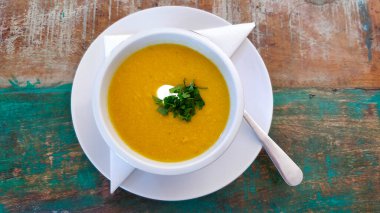 Lezzetli nohut kremalı çorba seramik bardakta Üstten bakıldığında eski moda masada.