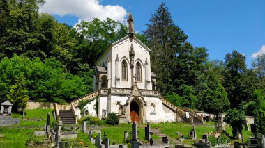 Çek kırsalının güzel tarihi mezarlık binası.