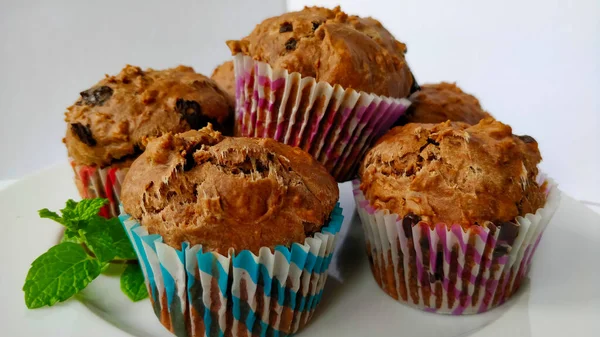 Detail Uitzicht Heerlijke Zoete Zachte Muffin Met Chocolade Versierd Met — Stockfoto