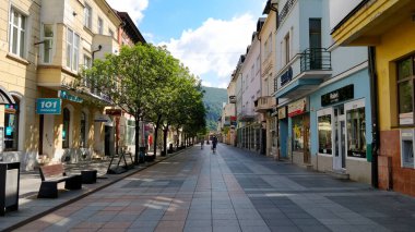 Yaz sabahı Zilina 'nın ana caddesi.