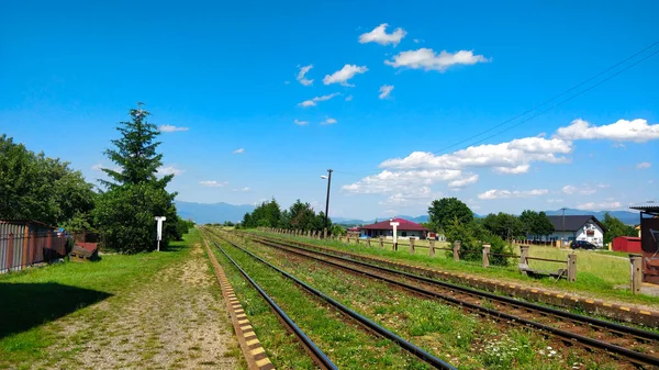 슬로바키아의 아름다운 여름날에 역에서 지평선까지 — 스톡 사진