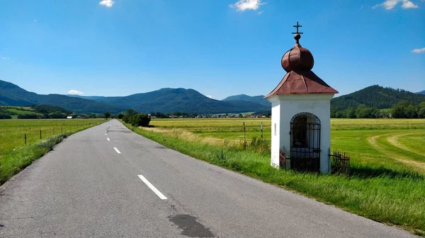 Vägen Landsbygden Slovakien Med Berg Bakgrunden Går Genom Jordbruket Vackra — Stockfoto