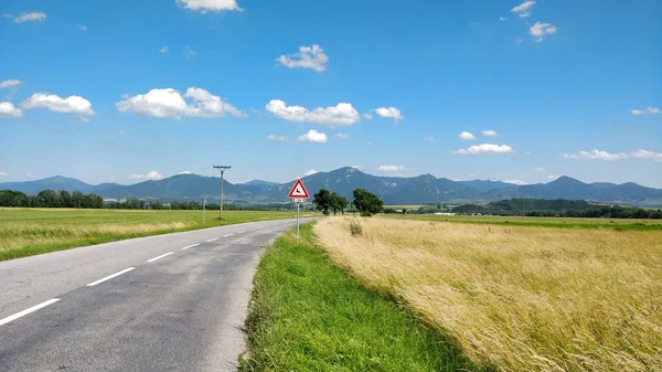 Route Dans Campagne Slovaquie Avec Des Montagnes Arrière Plan Passant — Photo