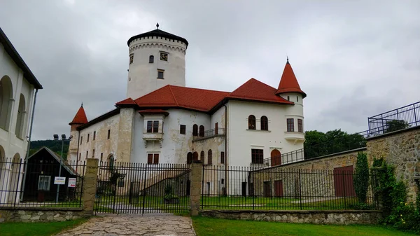 Reconstruido Hermoso Castillo Budatin Visto Desde Parque Eslovaquia Durante Día —  Fotos de Stock