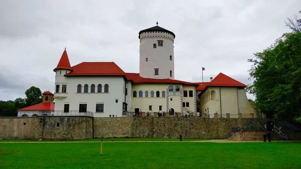 Reconstruido Hermoso Castillo Budatin Visto Desde Parque Eslovaquia Durante Día —  Fotos de Stock