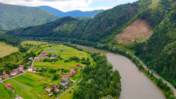 Vacker Natur Slovakiska Kullar Med Flod Och Hus — Stockfoto